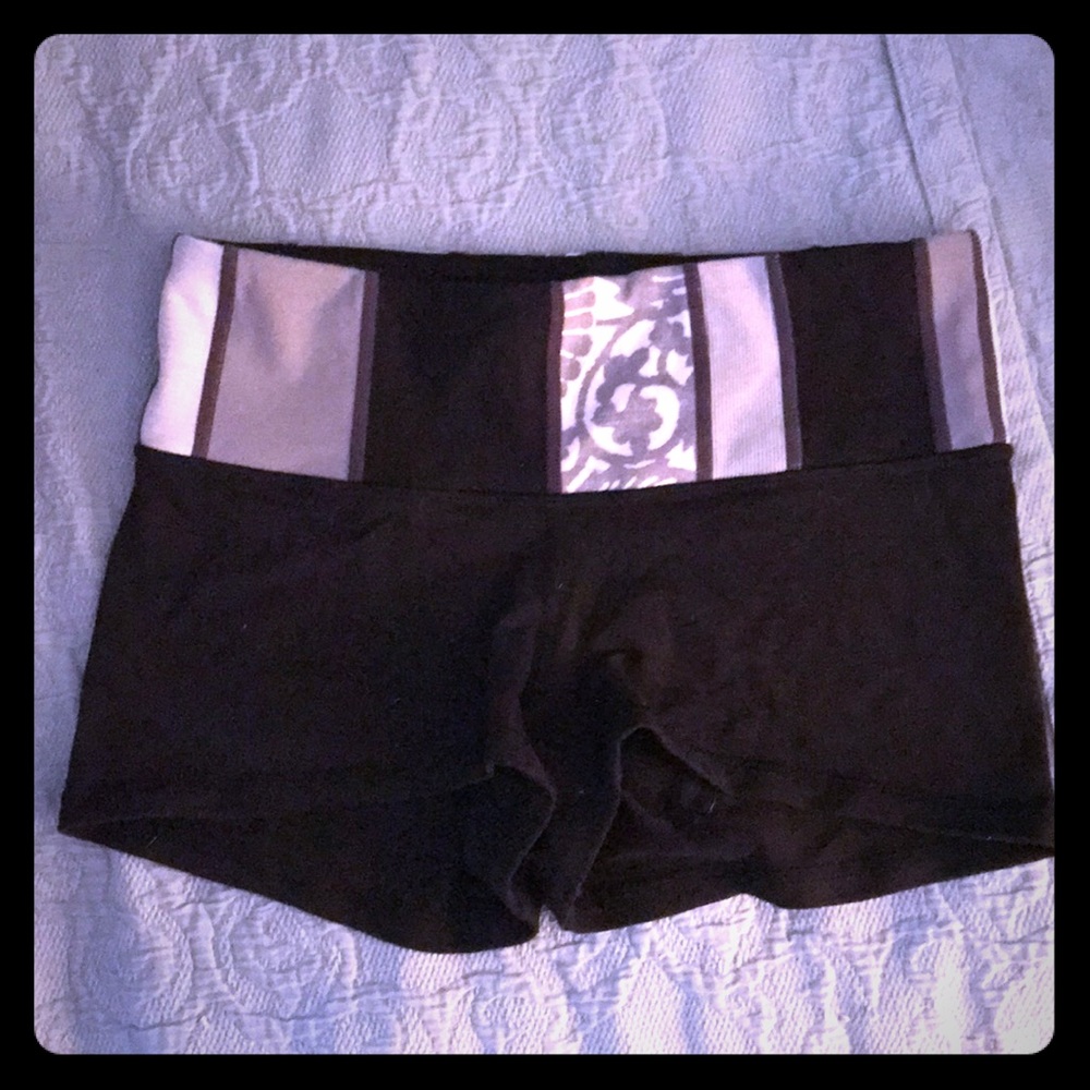 Lululemon. Shorts. 4. EUC.